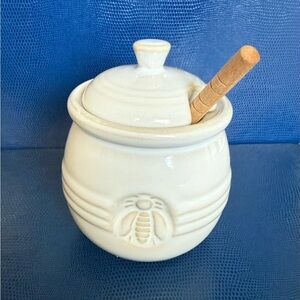 Ceramic/Stoneware Honey Pot with Lid and Dipper - White Bee Design- BRAND NEW